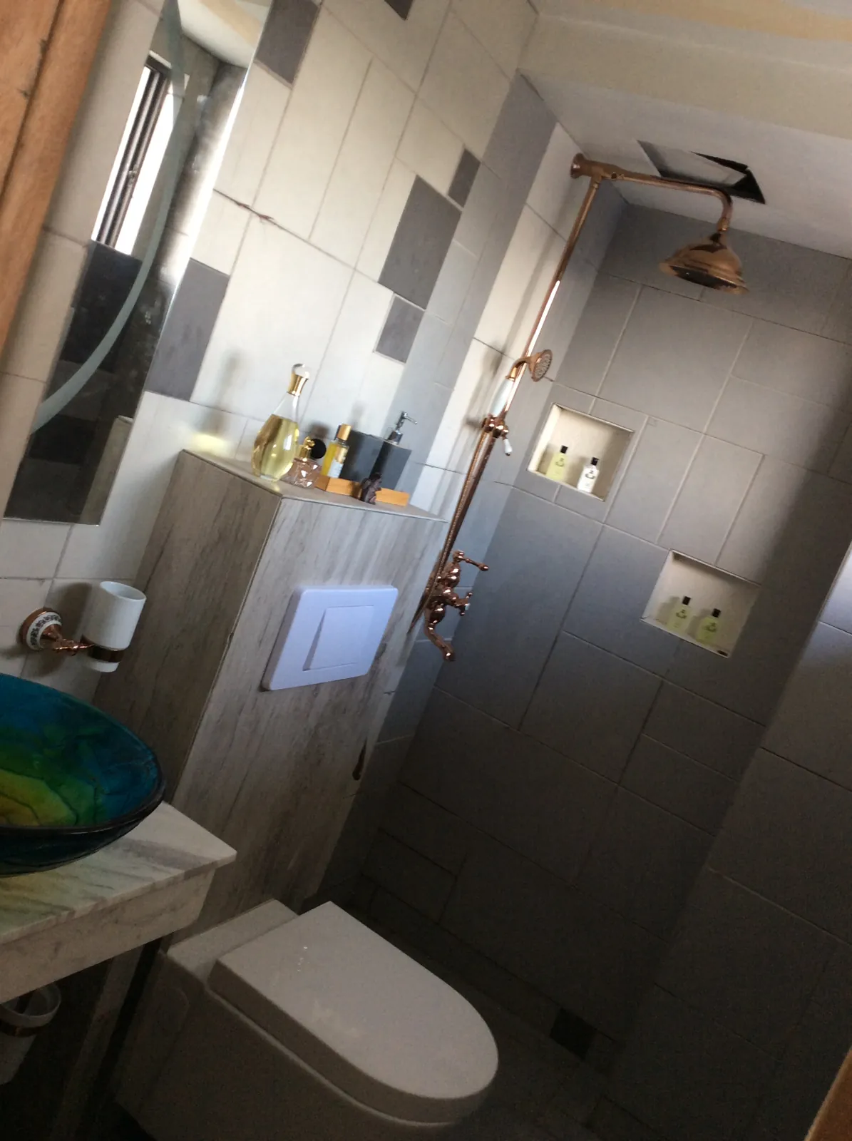 A wider view of the bathroom