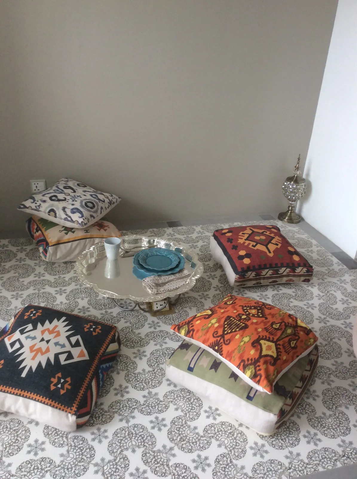 Patterned seating and layered cushions
